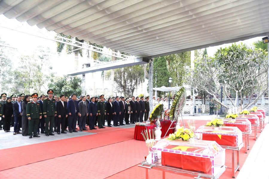 Lễ truy điệu và an táng diễn ra trang nghiêm. (Ảnh: CTTTQ) 1000047625.jpg