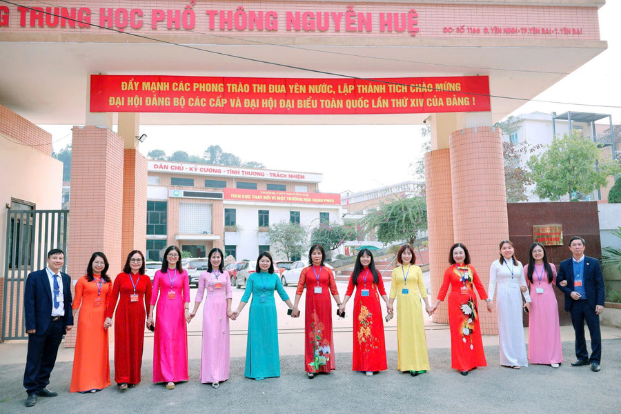 Cô Thu cùng các thầy cô giáo tại Trường THPT Nguyễn Huệ. 1000029750.jpg