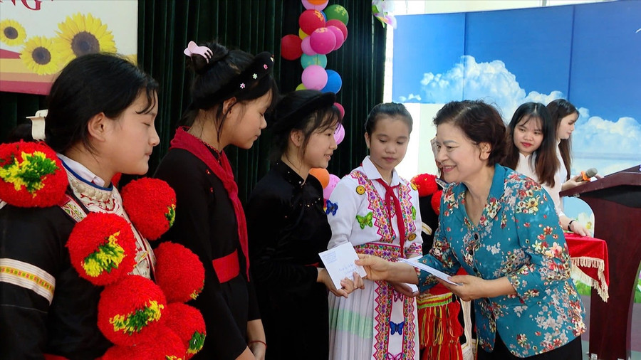 Tích cực trong công tác khuyến học, khuyến tài. (Ảnh: Vũ Mừng) 1000046077.jpg