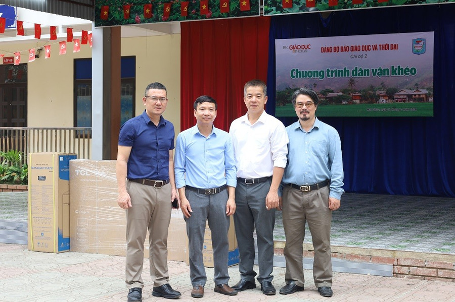 Đại diện 2 đơn vị chụp ảnh lưu niệm. img-0496.jpg