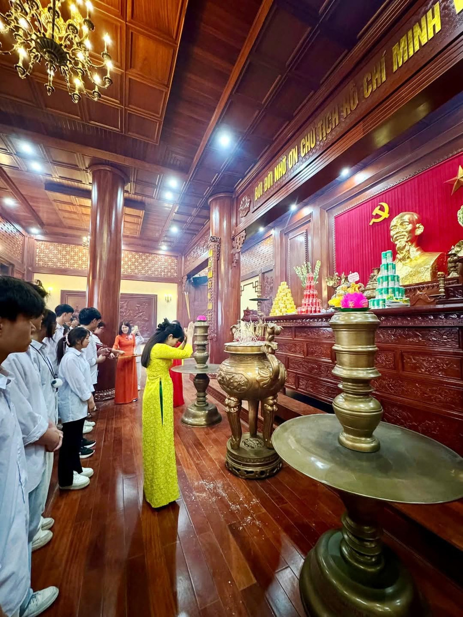 Hoạt động thiết thực của thầy và trò trường THPT Nguyễn Huệ. 1000032926.jpg