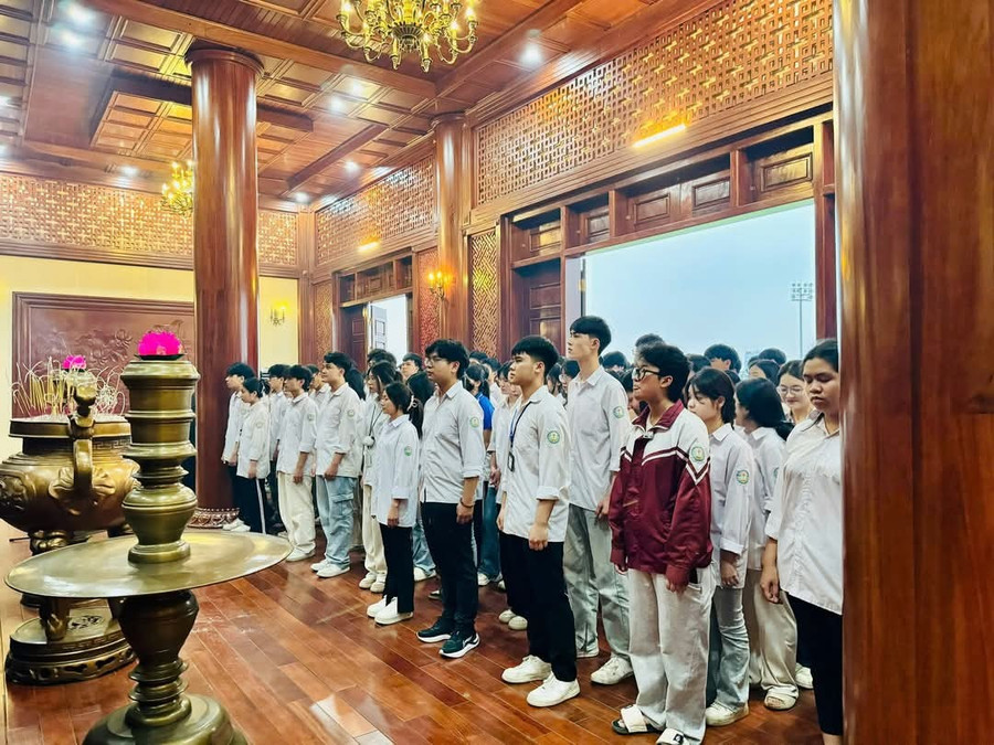 Thầy và trò trường THPT Nguyễn Huệ thành kính dâng hương. 1000032928.jpg