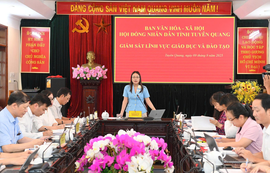 Bà Hùng Thị Giang, Trưởng Ban Văn hóa- Xã hội, Trưởng Đoàn giám sát làm việc với Sở GD&ĐT tỉnh Tuyên Quang.