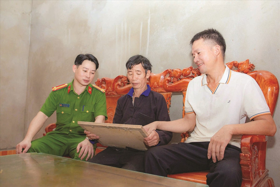 Bản làng vùng Cao nguyên đá tỉnh Tuyên Quang đổi thay nhờ có những con đường được xây dựng từ sức dân. (Ảnh: Vũ Mừng)