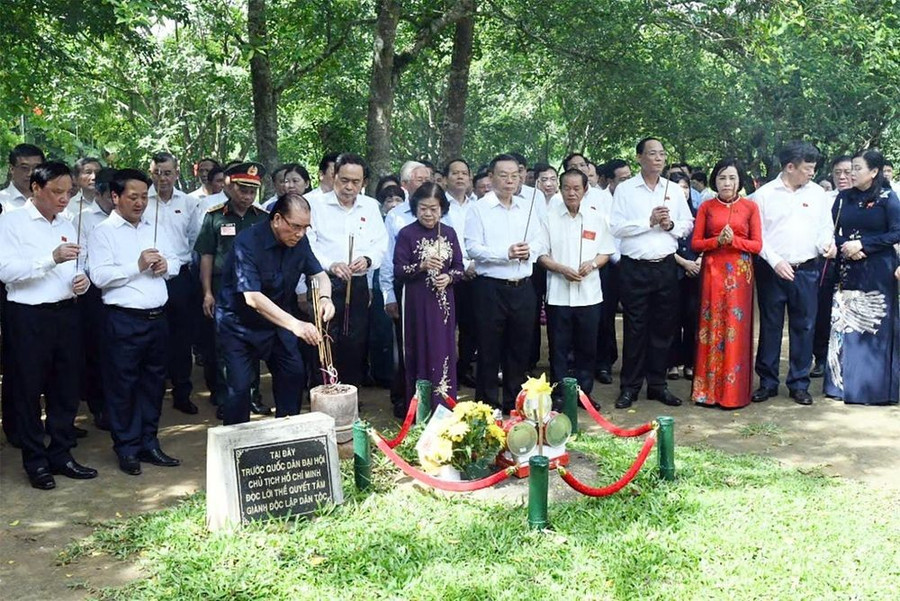 Các lãnh đạo, nguyên lãnh đạo Đảng, MM88b nạp rút nhanh dâng hương tại đình Tân Trào. 1000040271.jpg