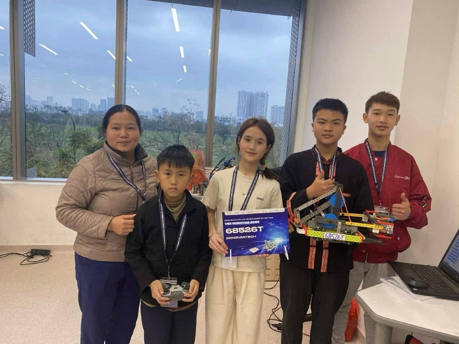 Cô giáo Vàng Thị Dính bên các học trò của mình.