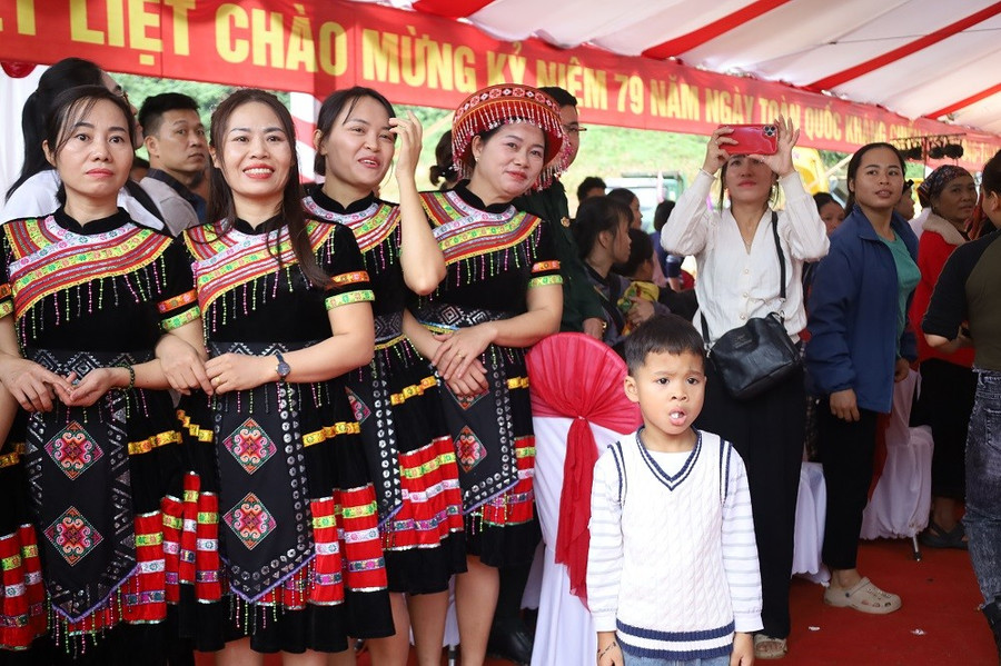 Những gương mặt rạng rỡ,... 4tq.jpg