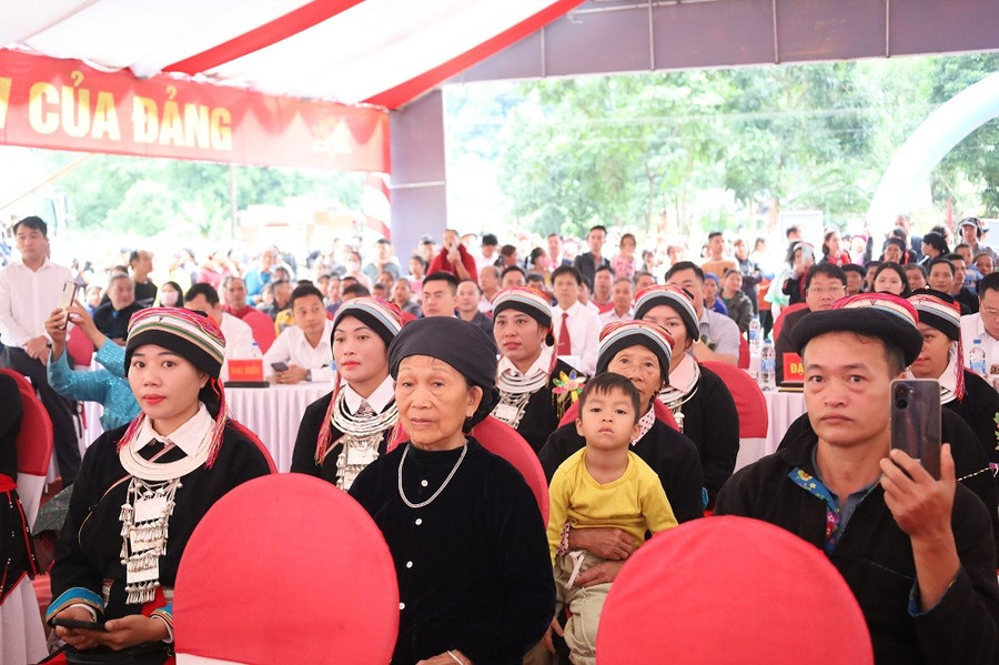 Người dân háo hức có mặt và chăm chú lắng nghe truyền hình trực tiếp. 10tq.jpg
