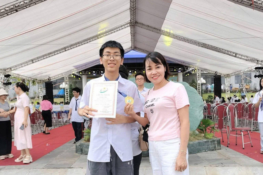 Em Trần Đức Hiếu và cô giáo Trần Thị Trang Nhung. (Ảnh: NVCC)