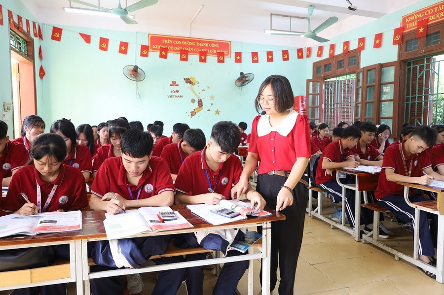 Cô giáo Trần Thị Thu Khuyên với học trò Trường THPT Hàm Yên.
