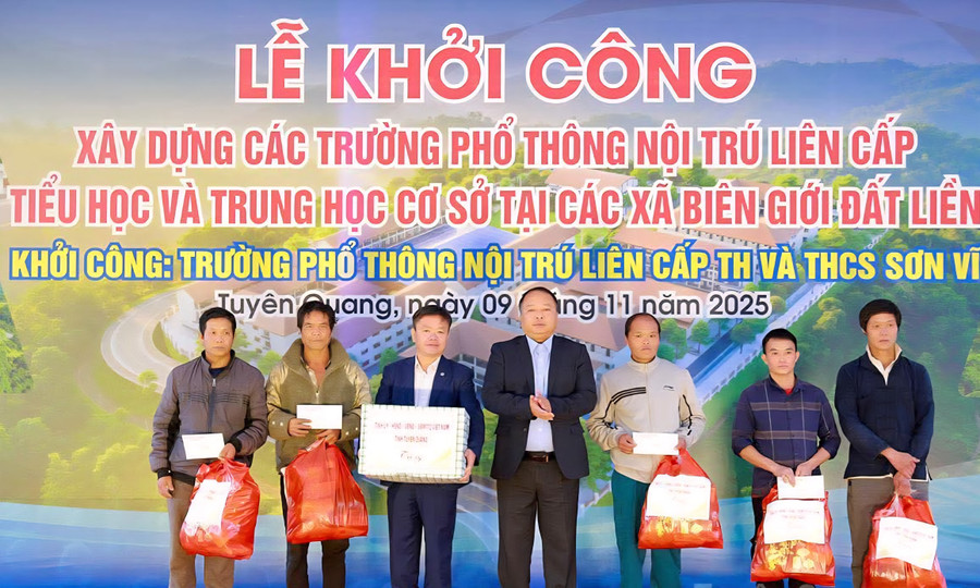 Ông Phan Huy Ngọc, Chủ tịch UBND tỉnh Tuyên Quang tặng quà cho các hộ dân hiến đất xây trường. (Ảnh: Duy Tuấn) 1000044124.jpg