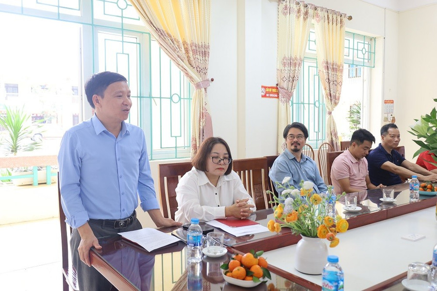 Ông Lê Thanh Trọng, Hiệu trưởng Trường THCS Mai Châu gửi lời cảm ơn Báo GD&TĐ. img-0459.jpg