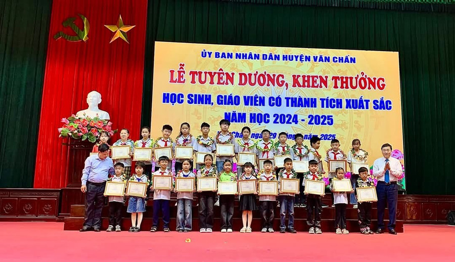 Các em MM886 slot game, bắn cá, lô đề, đá gà được tuyên dương, khen thưởng. 1000032474.jpg