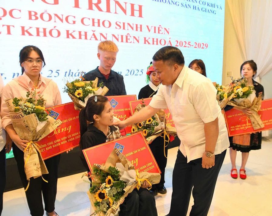 Ông Phan Huy Ngọc, Chủ tịch UBND tỉnh Tuyên Quang trao 1MM88.com Trang Chủ Chính Thức, động viên các tân MM888 Việt Nam Tải App. 1000042130.jpg