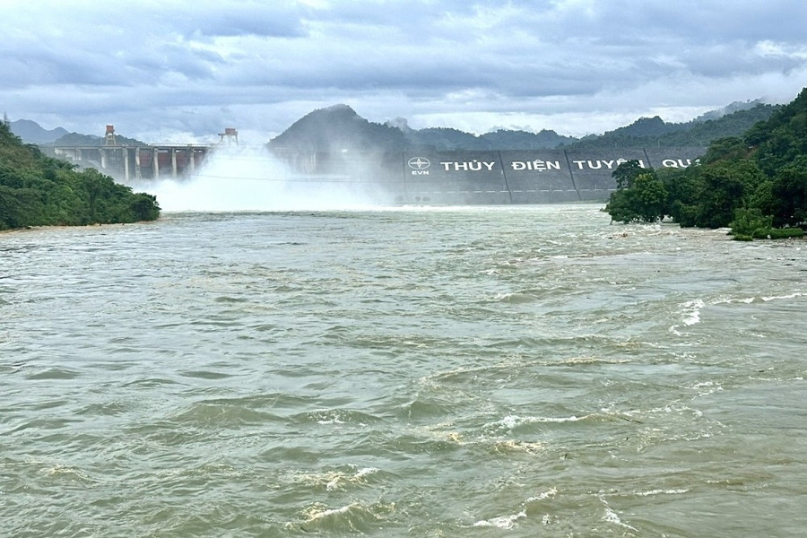 20h ngày 29/9 hồ Thủy điện Tuyên Quang mở 1 cửa xả đáy.