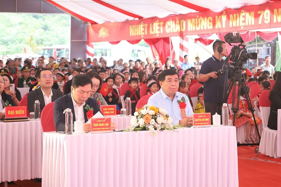 Phó Thủ tướng Chính phủ Nguyễn Chí Dũng tham dự lễ khởi công tại điểm trường nội trú liên cấp xã Minh Tân. 6tq.jpg