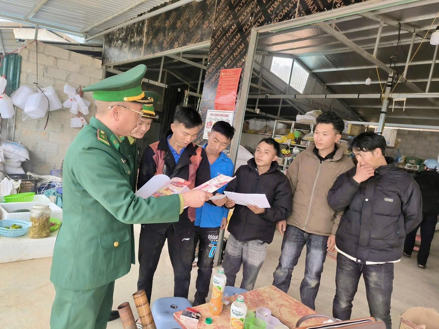 Lực lượng thanh niên và bộ đội Biên phòng tuyên truyền MM888 bảo mật an toàn tới các hộ dân khu vực biên giới.
