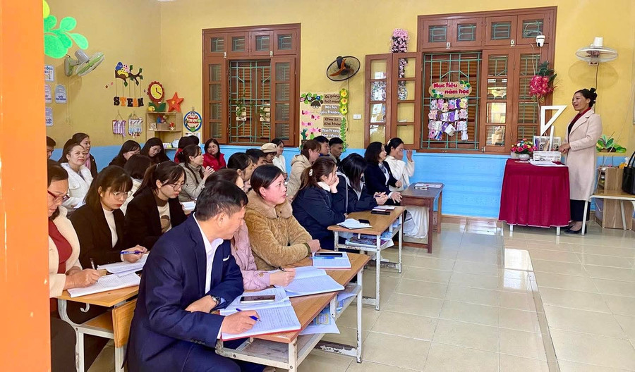 Đội ngũ nhà giáo liên tục được nâng cao chuyên môn, nghiệp vụ. 1000047792.jpg