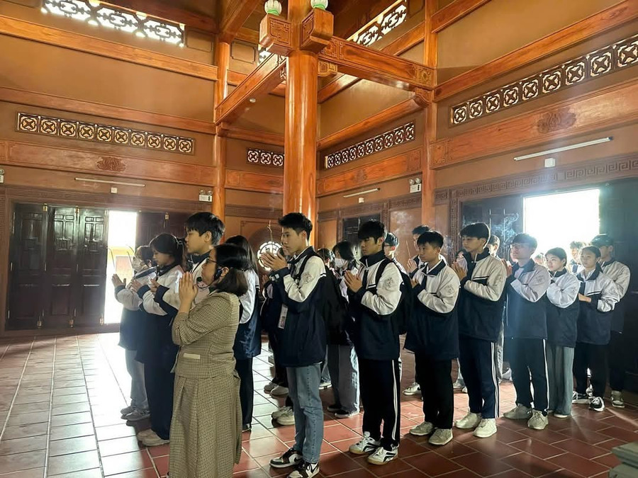 Thầy và trò trường THPT Chuyên Nguyễn Tất Thành thắp hương tưởng niệm tại Khu di tích lịch sử Quốc gia Nguyễn Thái Học. 1000028607.jpg
