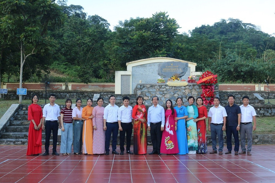 Bộ trưởng Nguyễn Kim Sơn chụp ảnh lưu niệm cùng các thầy cô giáo tại di tích Bộ Quốc gia Giáo dục. anh-bo-truong-271.jpg