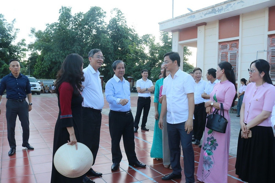 Bộ trưởng Nguyễn Kim Sơn trao đổi với lãnh đạo địa phương, lãnh đạo Sở GD&ĐT Tuyên Quang tại di tích Bộ Quốc gia Giáo dục. anh-bo-truong-262.jpg