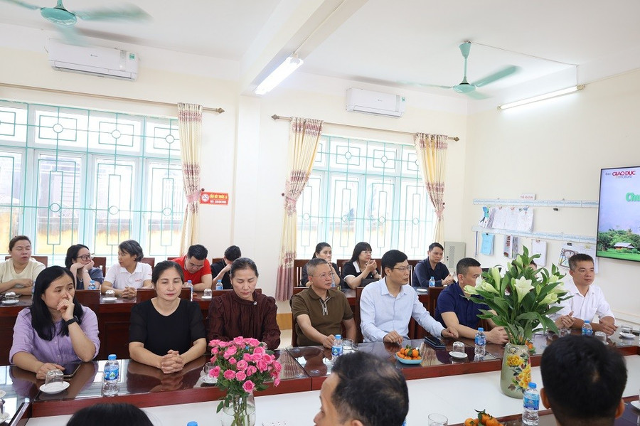 Quang cảnh buổi gặp giữa Chi bộ 2 - Đảng bộ Báo GD&TĐ và Trường THCS Mai Châu. img-0441.jpg