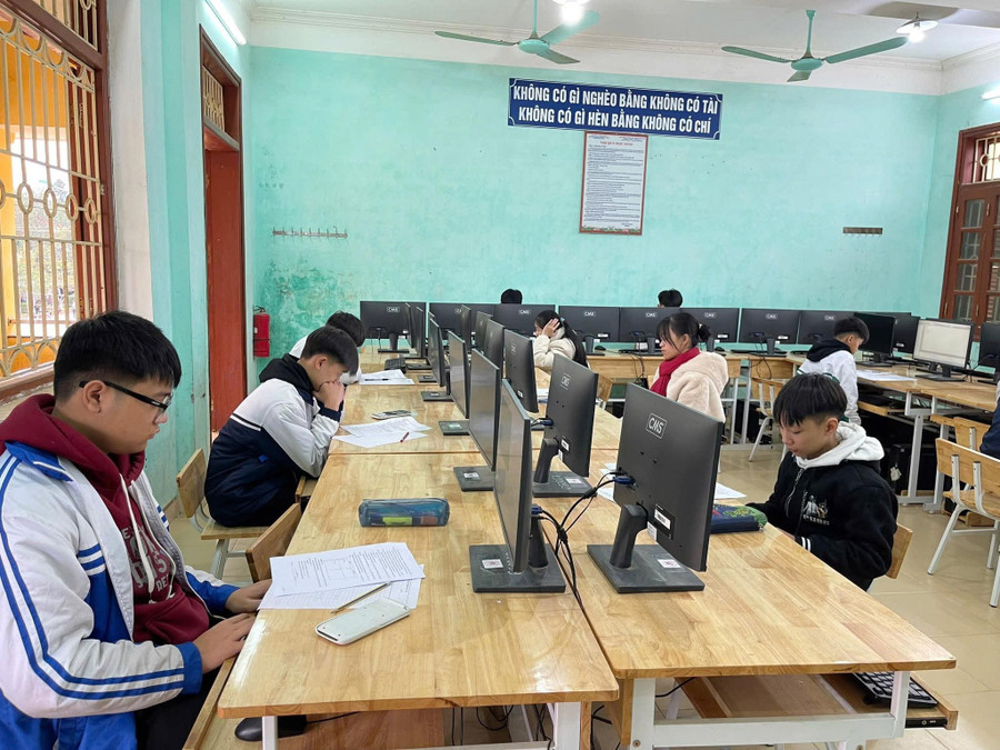 Các trường vùng khó được hỗ trợ môn học đặc thù như Ngoại ngữ, Tin học. 1000047234.jpg