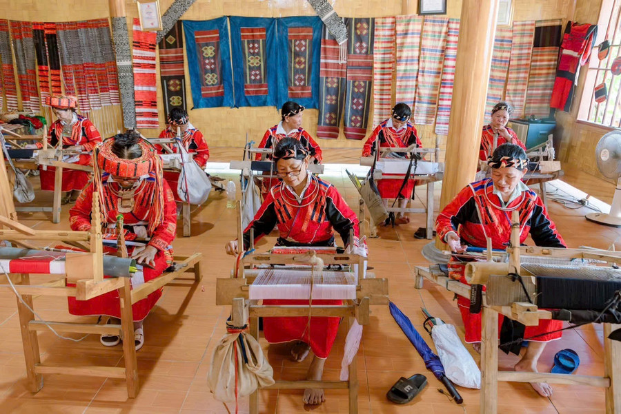 Ngoài ra, du khách sẽ được tham quan Hợp tác xã dệt thổ cẩm Pà Thẻn thôn My Bắc, xã Tân Trịnh. 1000045003.jpg