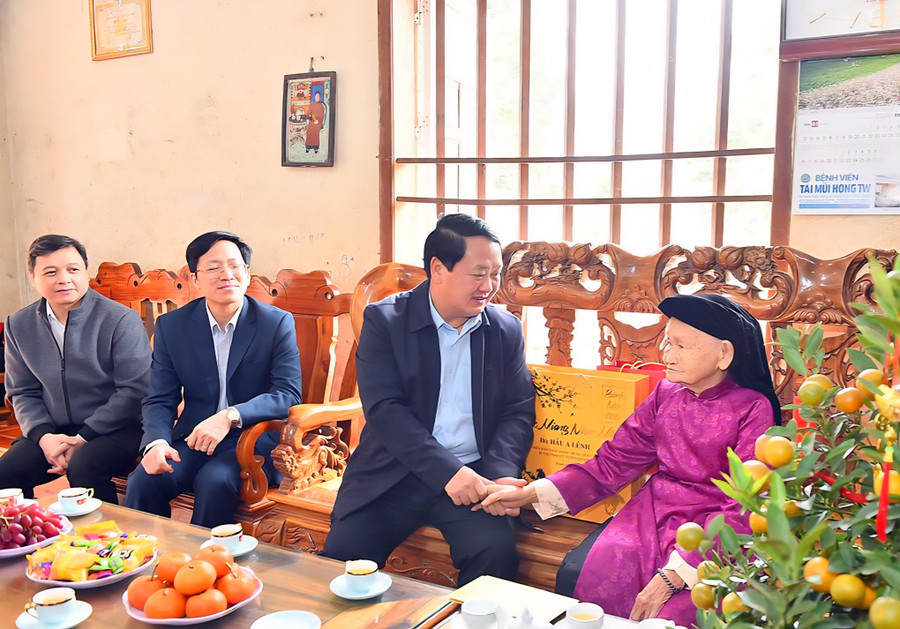Bí thư Tỉnh uỷ Tuyên Quang Hầu A Lềnh thăm hỏi, chúc Tết Mẹ Việt Nam Anh hùng Lương Thị Hồng. (Ảnh: Thanh Phúc)