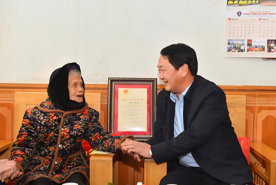 Ông Hầu A Lềnh thăm, chúc Tết Mẹ Việt Nam Anh hùng Lâm Thị Giã. (Ảnh: Thanh Phúc) 1000047651.jpg