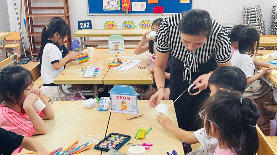 Kỹ năng làm việc nhóm được cô giáo hướng dẫn kỹ lưỡng. (Ảnh: NTCC) 1000038716.jpg