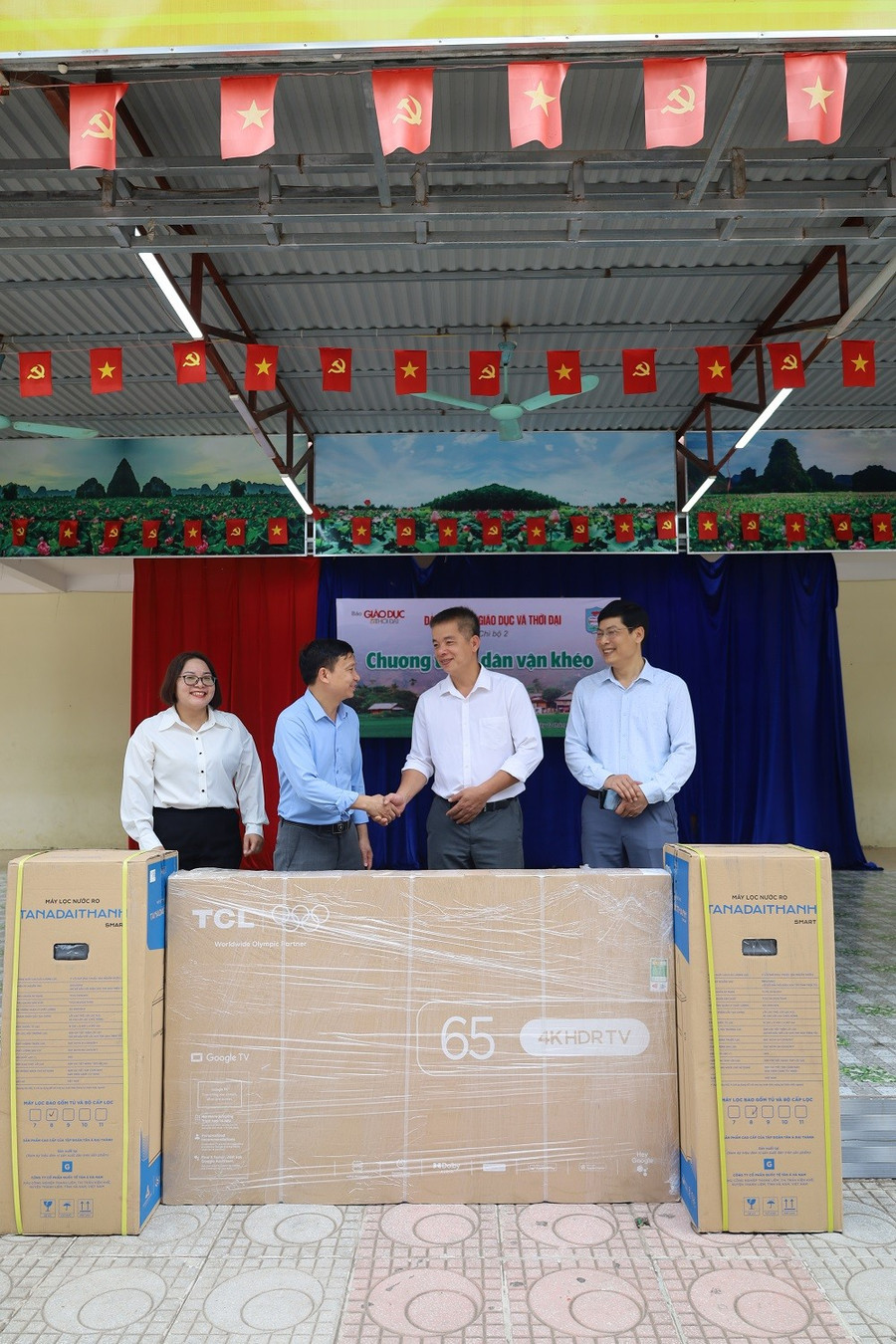 Bí thư Chi bộ 2 - Đảng bộ Báo GD&TĐ thay mặt nhà tài trợ trao quà cho MM88b nhà cái. img-0473.jpg