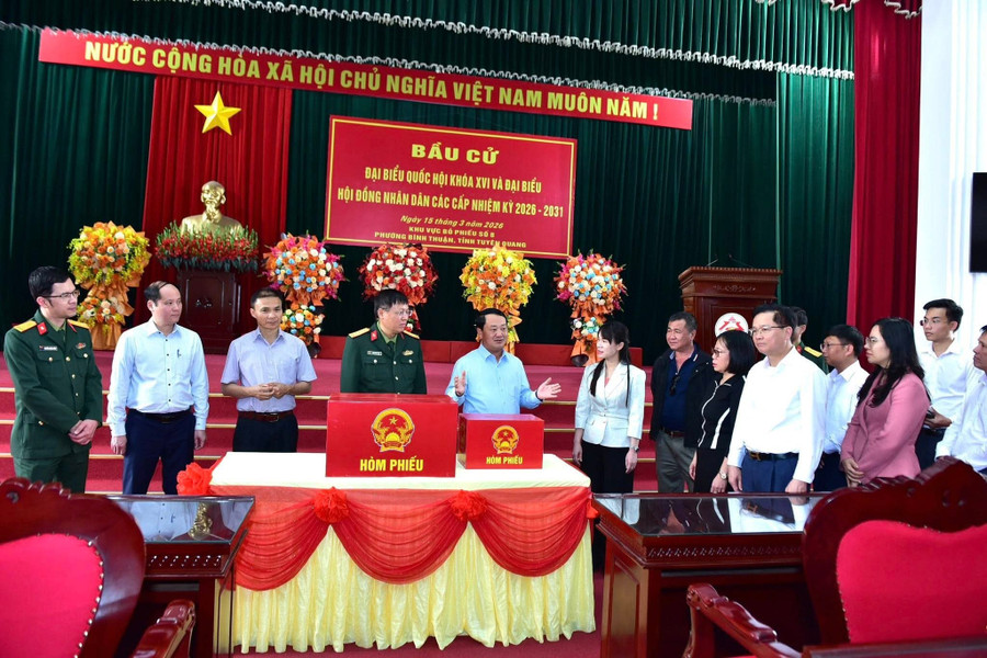 Bí thư tỉnh Tuyên Quang kiểm tra công tác chuẩn bị MM888 bảo mật an toàn tại một số địa phương. (Ảnh: CTTTQ)