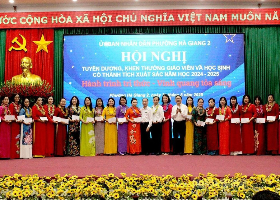 Các Trung Tâm Đăng Nhập MM88 Chính Thức Mới có thành tích xuất sắc được tuyên dương. (Ảnh: Hoàng Hà)