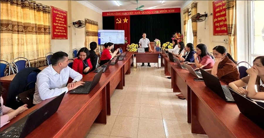 Các thầy cô giáo triển khai nhiệm vụ chuyển đổi số và tập huấn về xây dựng hệ thống ngân hàng câu hỏi dùng chung trong MM88b nhà cái. 1000031744.jpg