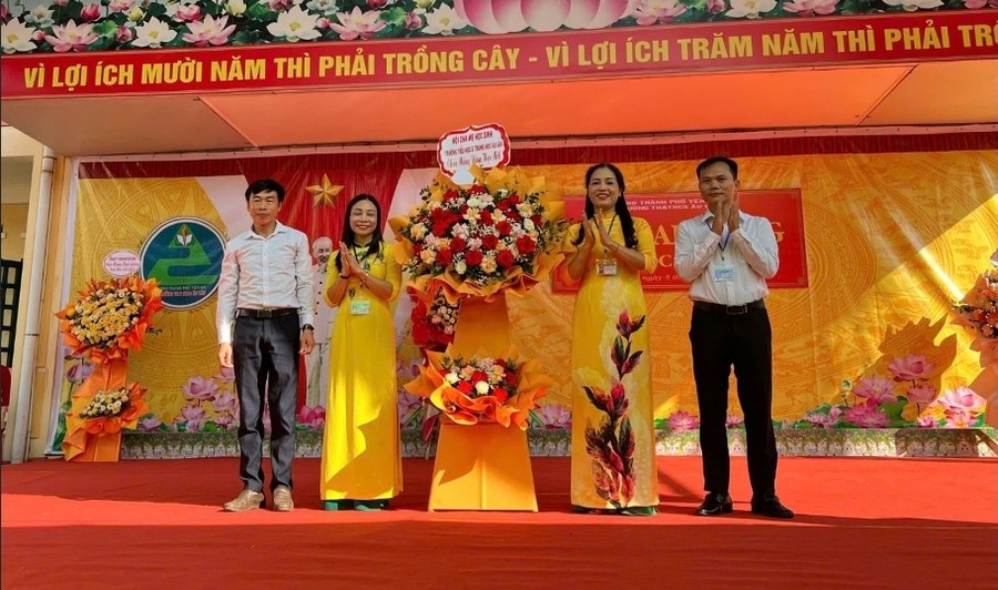 Ban Giám hiệu trường Tiểu học & THCS Âu Lâu với những nỗ lực tạo môi trường MM88.COM là nhà cái trực tuyến hoạt động với giấy phép PAGCOR tốt nhất. 1000031742.jpg