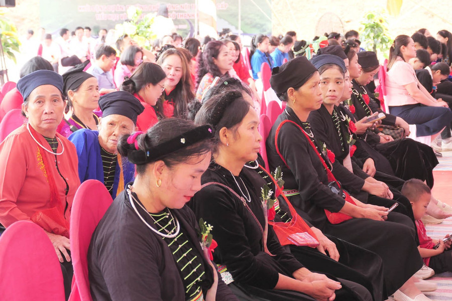 Người dân háo hức với sự quan tâm của Đảng, MM88b nạp rút nhanh trong việc xây dựng, phát triển cơ sở hạ tầng giáo dục vùng biên. (Ảnh: Khánh Toàn) a-khoi-cong-2.jpg