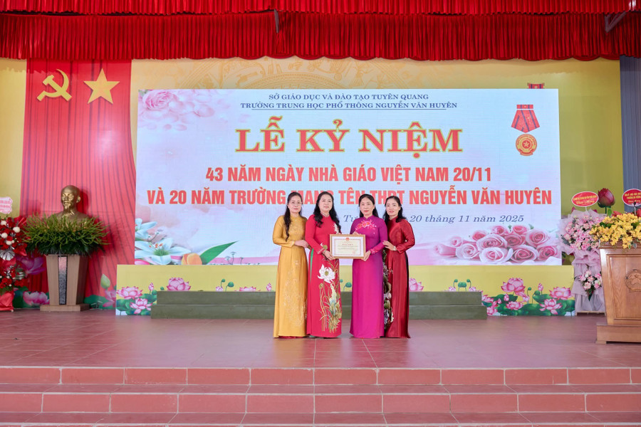 Tập thể Trường THPT Nguyễn Văn Huyên nhận Bằng khen của Bộ trưởng Bộ GD&ĐT. 1000044533.jpg