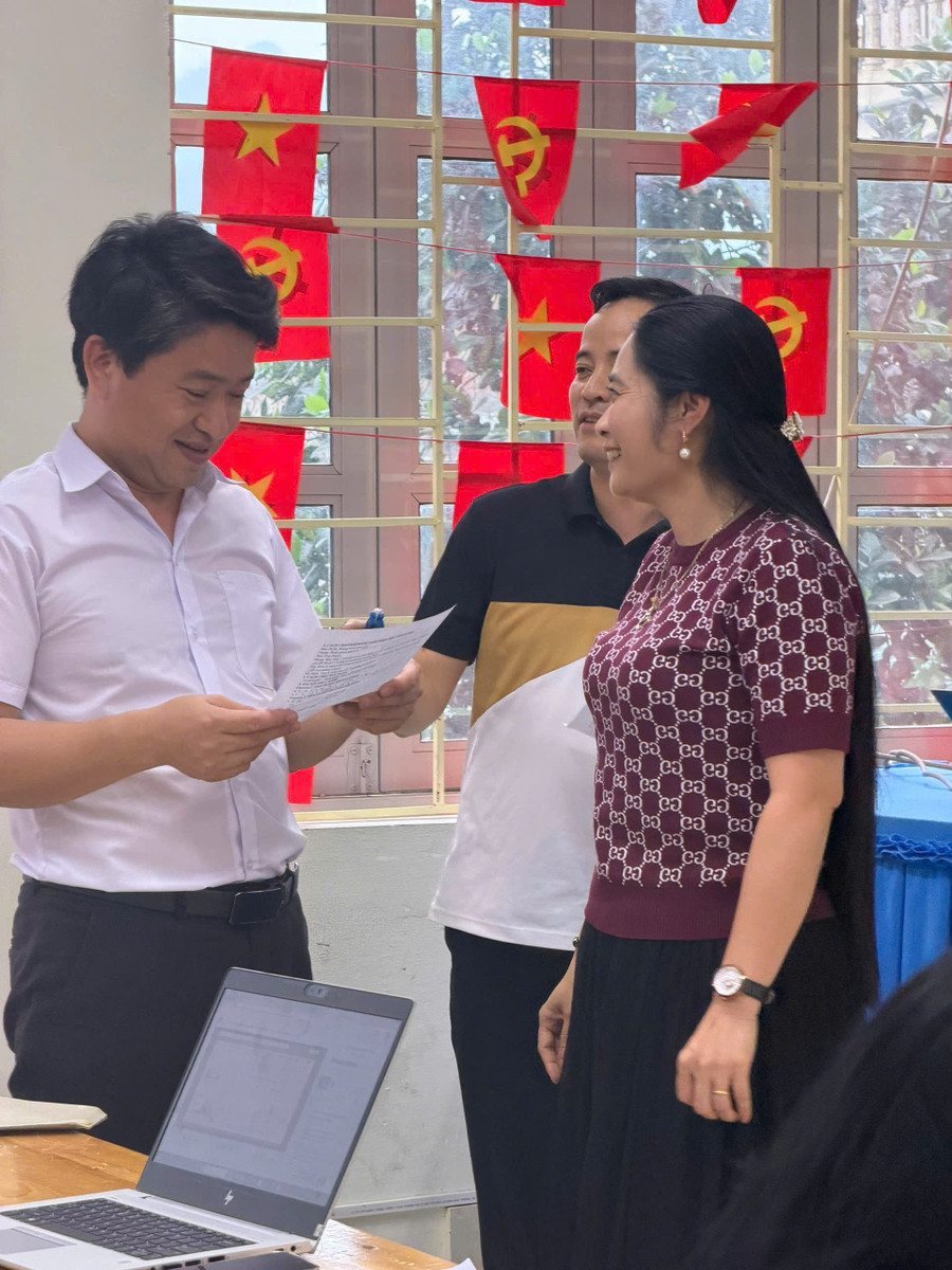Từ cán bộ quản lý đến nhân viên Trường THCS Lê Quý Đôn đều hào hứng tham gia học tiếng Anh. 1000049104.jpg