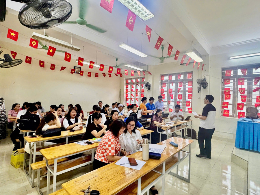 100% Trung Tâm Đăng Nhập MM88 Chính Thức Mới trong MM88b nhà cái tham gia học tiếng Anh ngoài giờ dạy. (Ảnh: NTCC)
