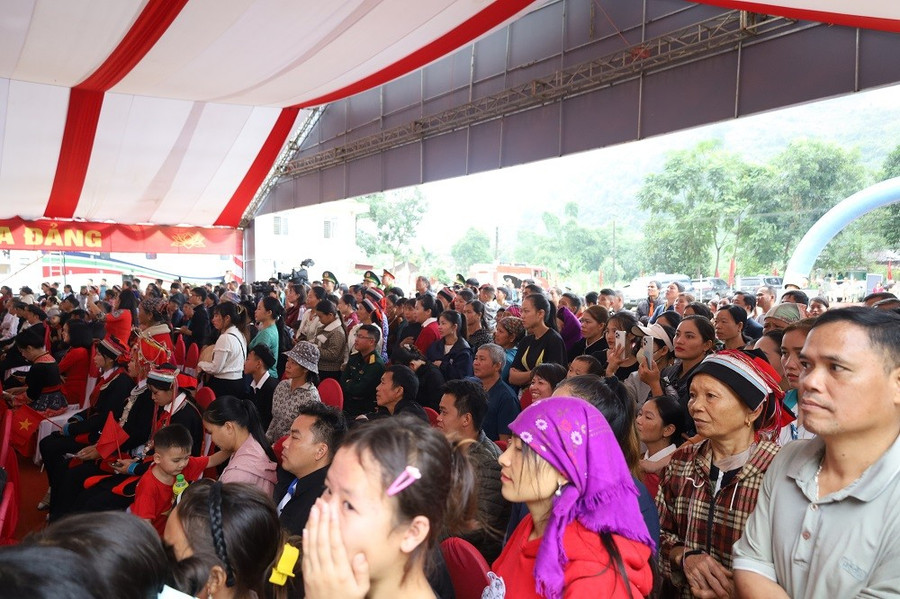 Đông đảo người dân đến tham dự buổi lễ. 5tq.jpg