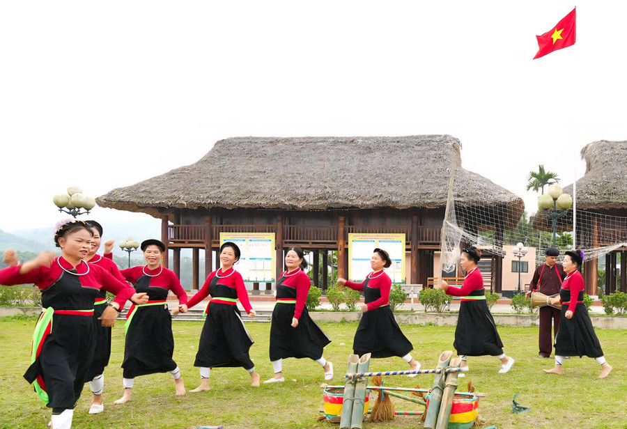 Lễ hội Cầu mùa của người Cao Lan gắn liền với đời sống sinh hoạt của địa phương. (Ảnh: Đức Quý). 1000048888.jpg