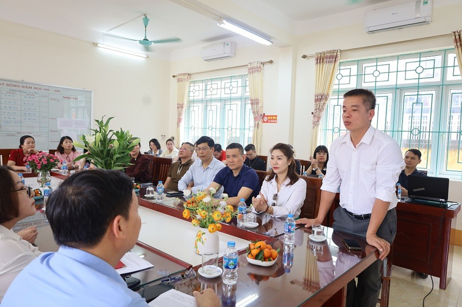 Nhà báo Đào Thanh Tuy, Bí thư Chi bộ 2- Đảng bộ Báo GD&TĐ phát biểu tại buổi gặp. img-0448.jpg