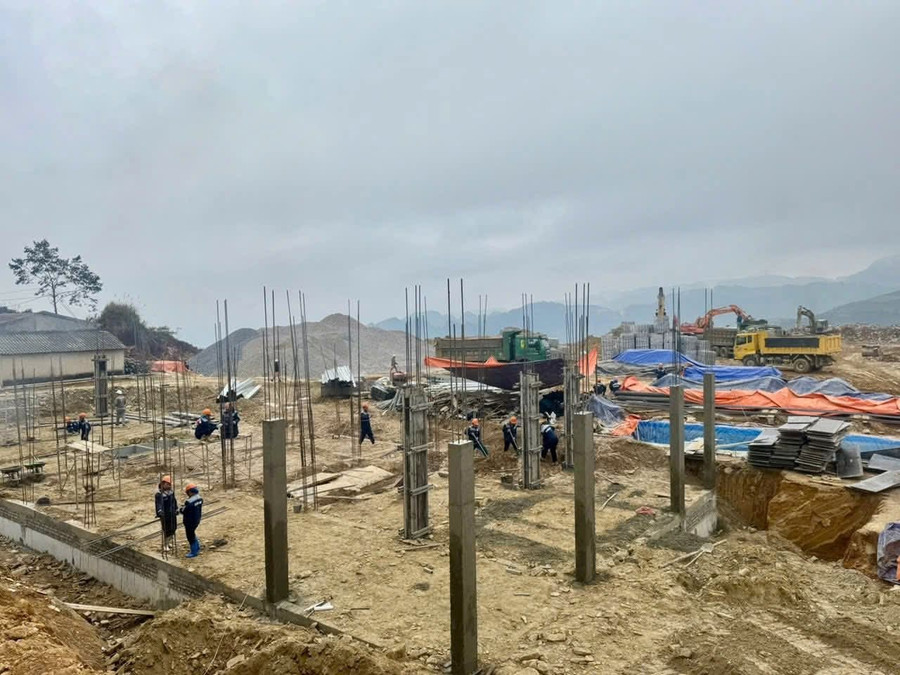 Công trường xây dựng trường học vùng biên giới xã Xín Mần. (Ảnh: CTTTQ) 1000047411.jpg