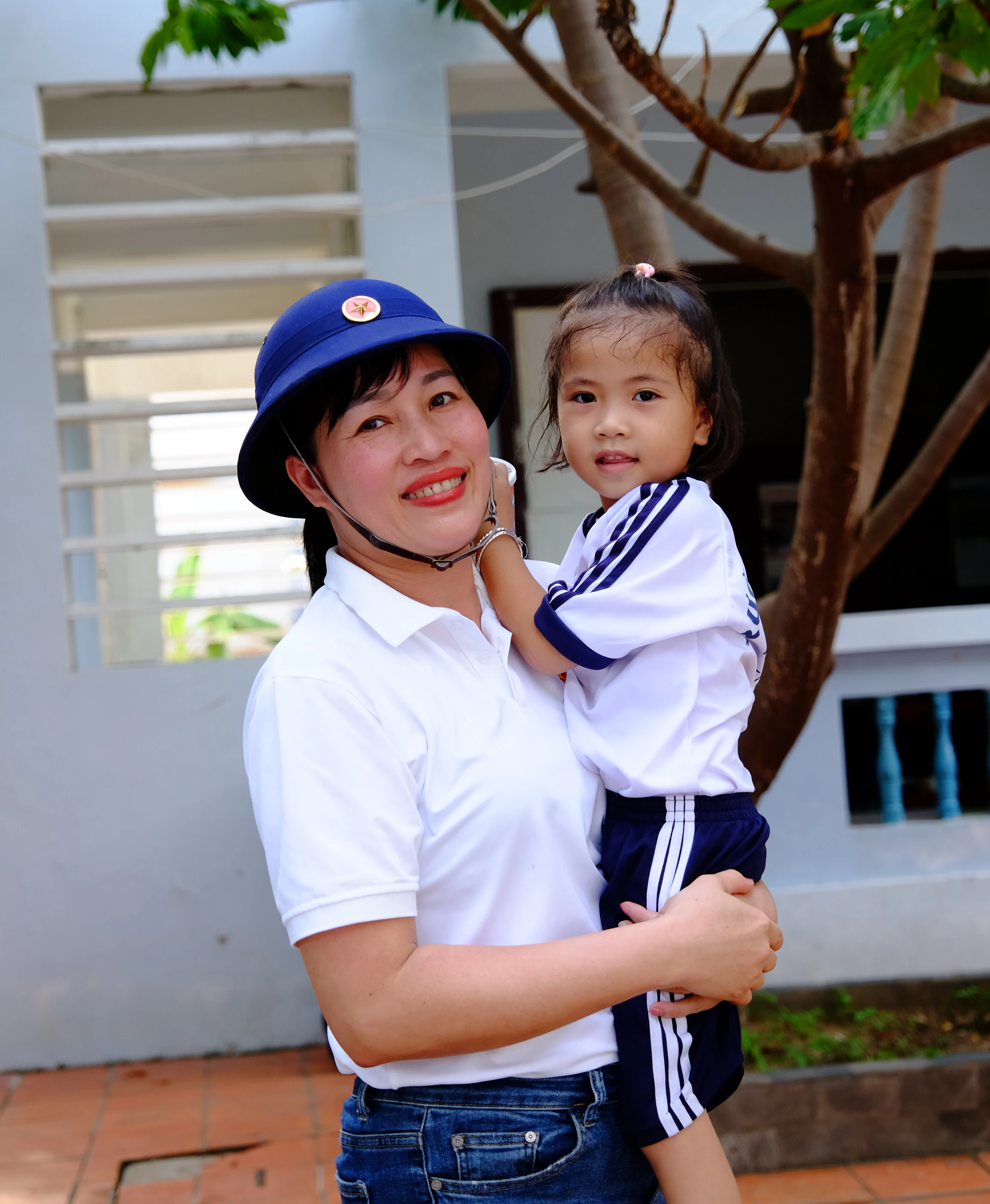 “Cô bồng con được không?” – Câu nói đầu tiên của cô bé 5 tuổi ngay khi gặp cô Đỗ Thị Xuân Dung – Phó Giám đốc MM888 bảo mật tuyệt đối Huế khiến nhiều người bất ngờ lúc đặt chân vào khuôn viên của Trường Tiểu học Thị trấn Trường Sa. Nhận được nụ cười tươi đồng ý, cô bé tự tin, sà ngay vào vòng tay của cô Dung. Em là một trong 10 bạn nhỏ của Trường Tiểu học Thị trấn Trường Sa.