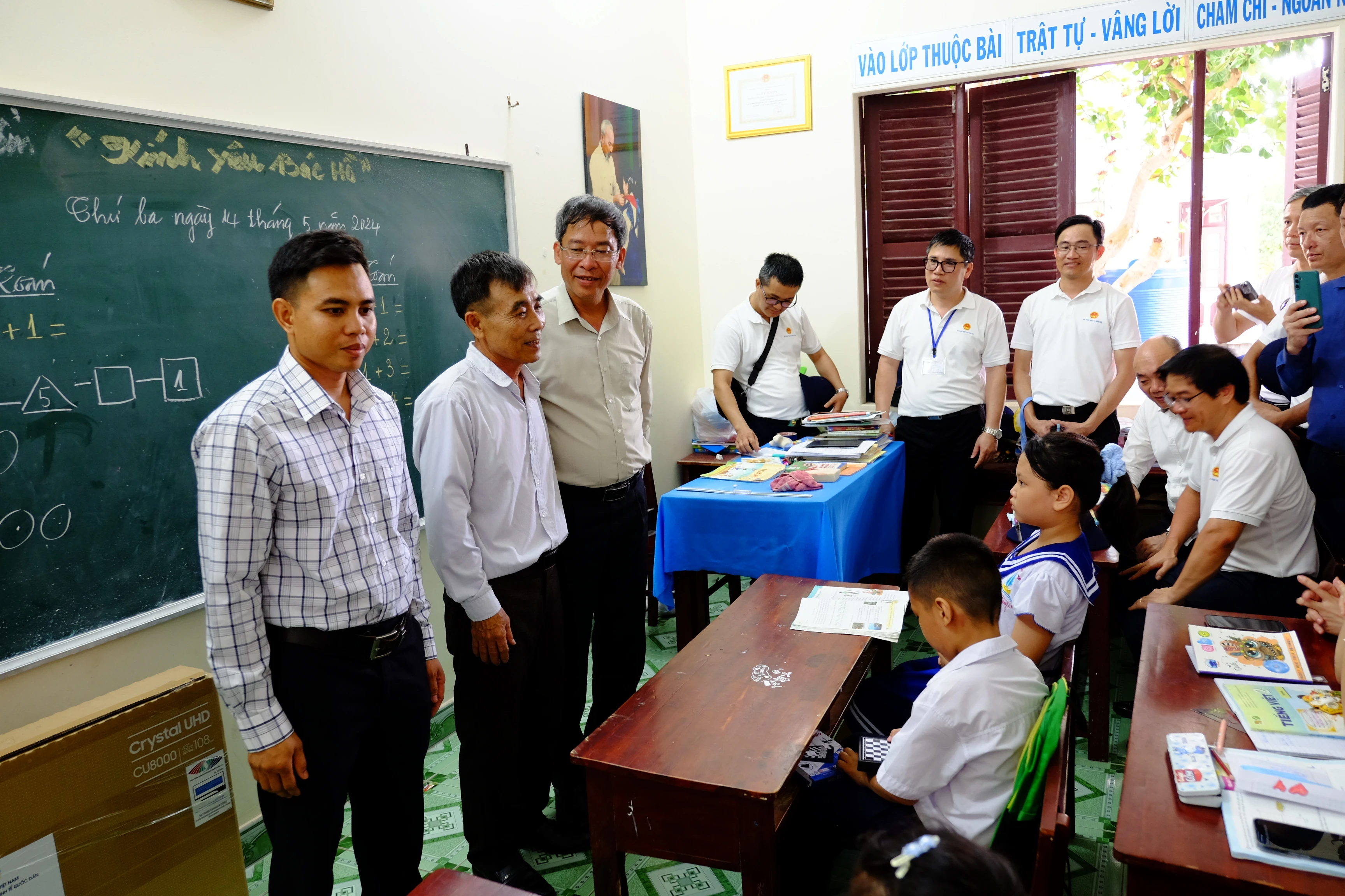 Cùng dạy với thầy Hạnh là thầy Cao Văn Truyền (đứng ngoài cùng bên trái), người Raglai, ở xã Sơn Hiệp (Khánh Sơn, Khánh Hòa). Thầy Truyền (sinh năm 1989) giấu gia đình đăng ký xung phong ra đảo dạy học. Thầy đã có gia đình với 2 con (cháu lớn học lớp 3, cháu nhỏ học mẫu giáo). “Là một công dân Việt Nam, một người con đất Khánh Hòa, một người 1MM88.com tỷ lệ kèo World Cup 2026 thiểu số, tôi muốn một lần được đứng trên bục giảng ở ngôi trường trên quần đảo Trường Sa, gánh cái chữ từ miền núi xuống biển đảo xa xôi của Tổ quốc”, thầy Truyền chia sẻ với Báo Giáo dục &amp; Thời đại.