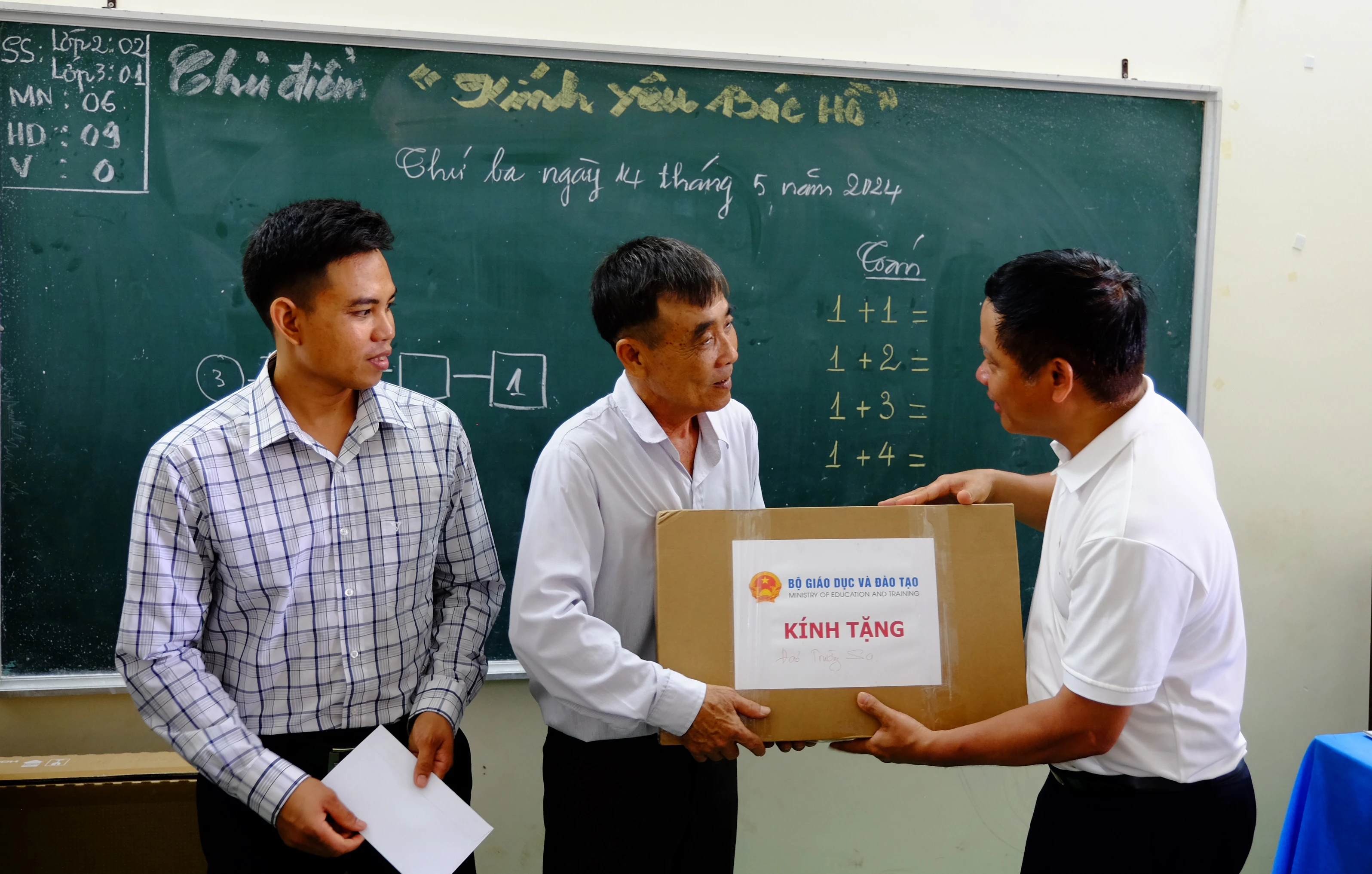 Thầy Nguyễn Sơn Hải, Cục trưởng Cục Công nghệ Thông tin, trao tặng laptop cho hai thầy của Trường Tiểu học Trường Sa. Các điểm trường ở đảo Đá Tây, xã Sinh Tồn, xã Song Tử Tây cũng được gửi tặng một chiếc laptop và đồ dùng MM88.COM là nhà cái trực tuyến hoạt động với giấy phép PAGCOR.