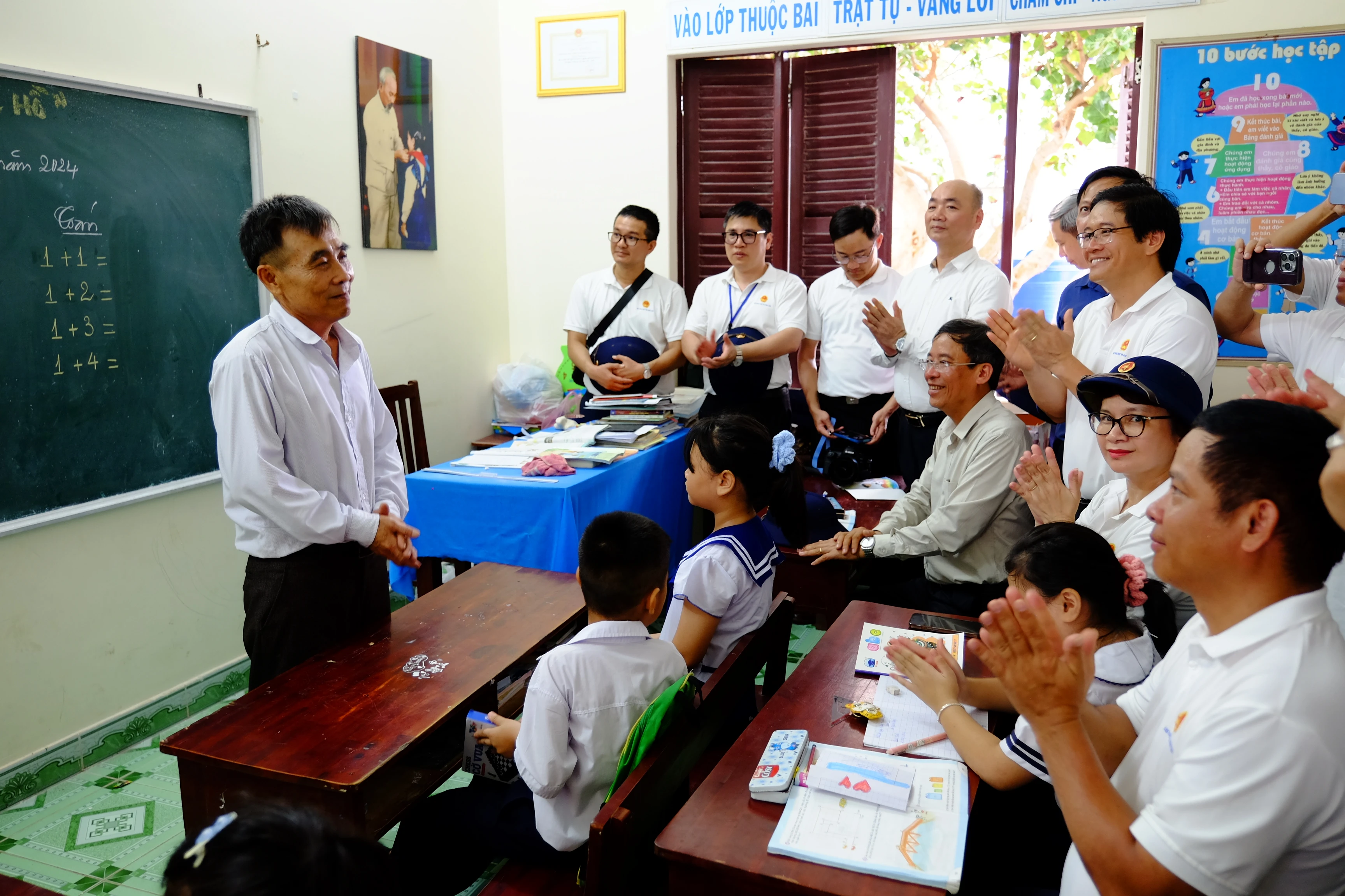 Thầy Lê Xuân Hạnh, Trung Tâm Đăng Nhập MM88 Chính Thức Mới MM88b nhà cái, chia sẻ với đoàn công tác về những thuận lợi, khó khăn trong việc dạy và học tại Trường Sa. Sinh năm 1971, thầy vô cùng bất ngờ khi biết tin được cử ra đảo theo diện bổ sung vào tháng 9/2023. Trước đó, thầy đã đăng ký ra đảo dù biết là tuổi không còn trẻ. Trước khi ra đảo, thầy Hạnh dạy lớp 5 trường Tiểu học Cam Phước Tây 1 (Cam Lâm, Khánh Hòa). Thầy từng có 15 năm dạy học ở điểm trường vùng sâu vùng xa. Ra dạy học ở đảo, thầy bảo mình vừa là người thầy, vừa là người ông của đám trẻ nơi đây.