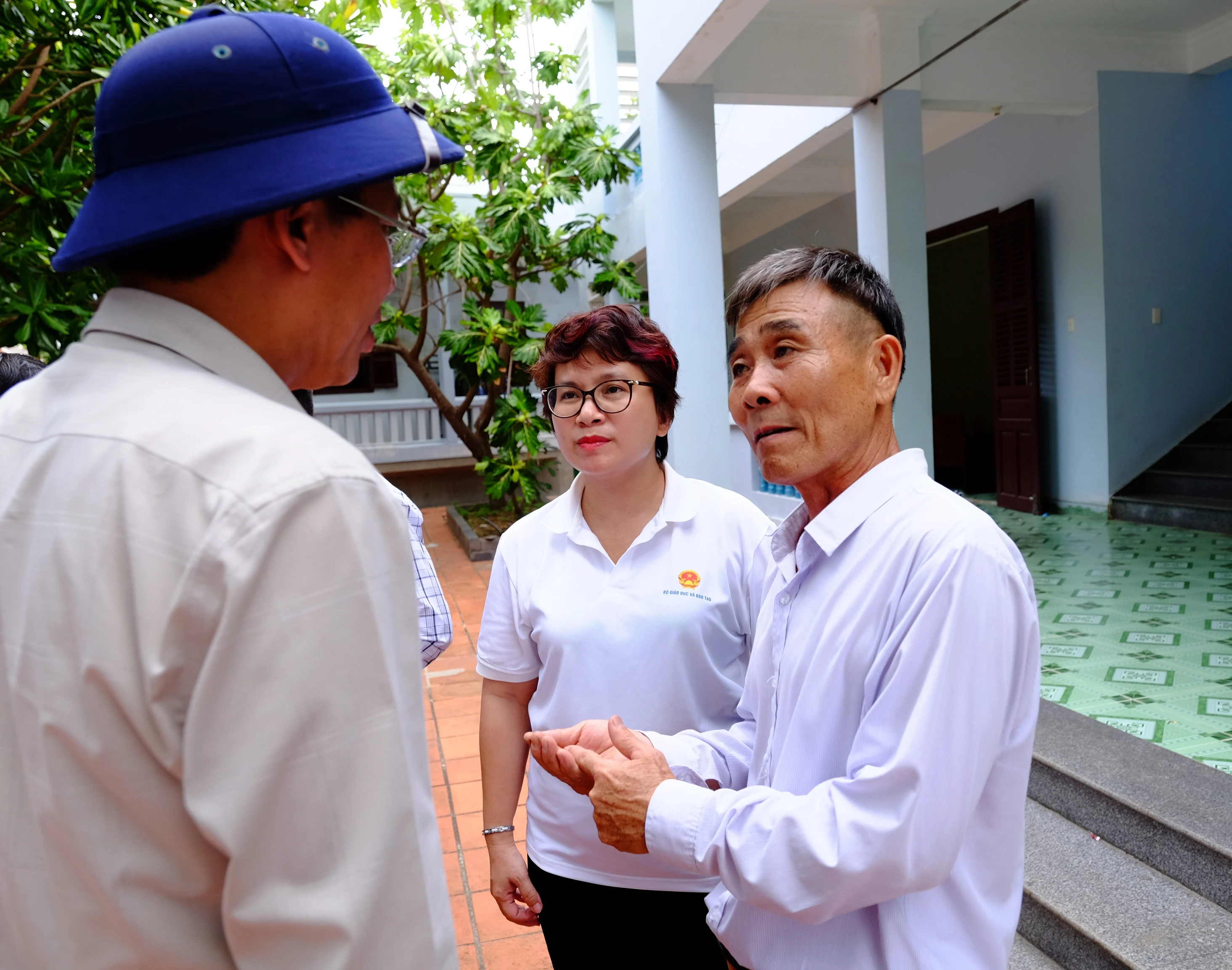 Giờ chia tay đã đến, nhưng thầy Lê Xuân Hạnh và thầy Vũ Minh Đức, cùng cô Nguyễn Thu Thủy (Vụ trưởng Vụ Giáo dục MM888 bảo mật tuyệt đối) dường như vẫn còn nhiều vấn đề chưa nói hết.
