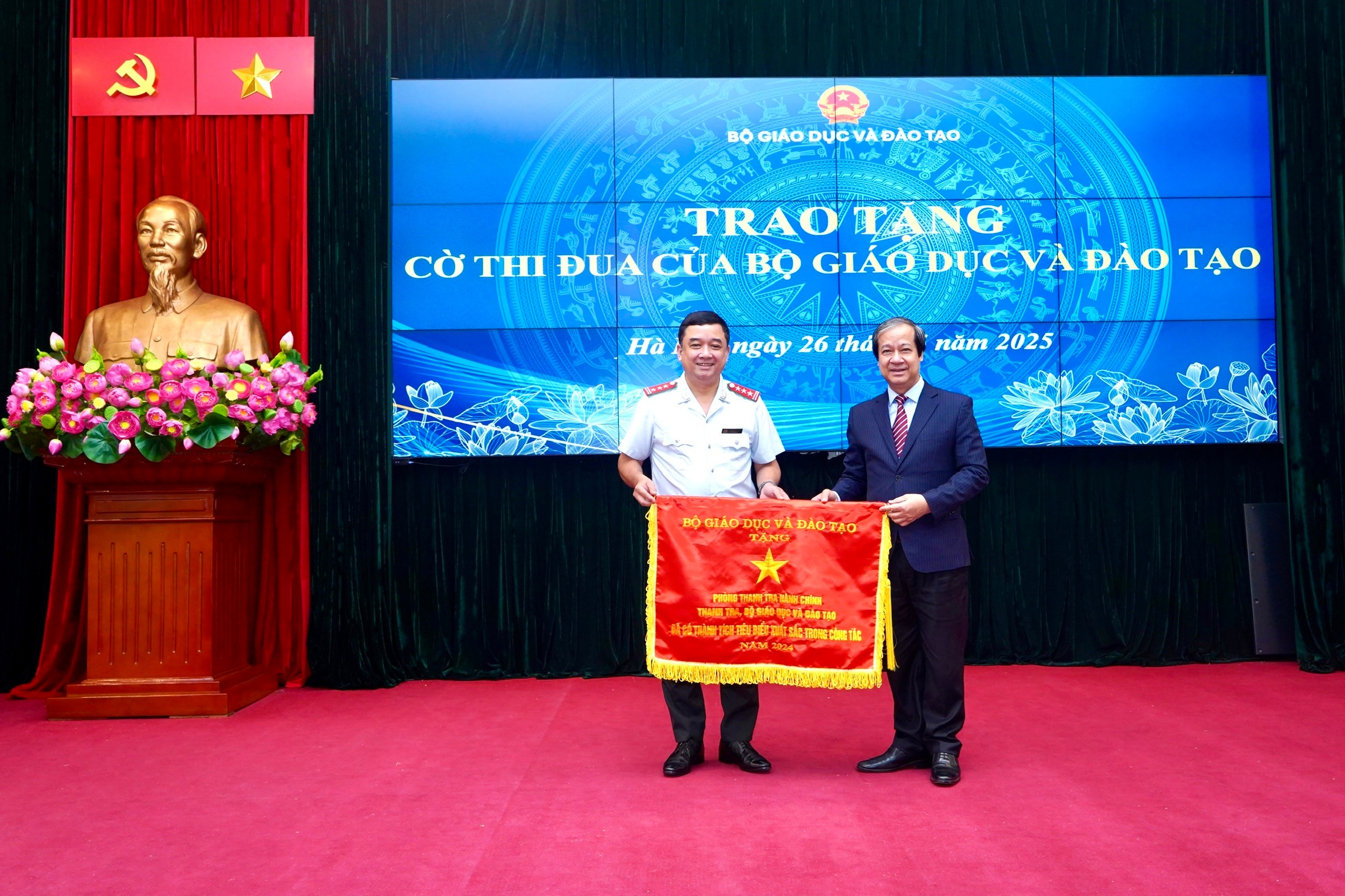 Bộ trưởng Nguyễn Kim Sơn trao tặng Cờ thi đua của Bộ GD&ĐT cho tập thể Phòng Thanh tra hành chính, Thanh tra Bộ GD&ĐT. co-thi-dua.jpg